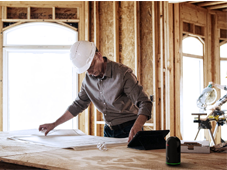 architecte avec plan papier