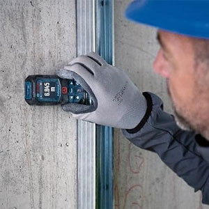 Présentation du célèbre télémètre laser GLM 50 de la marque Bosch